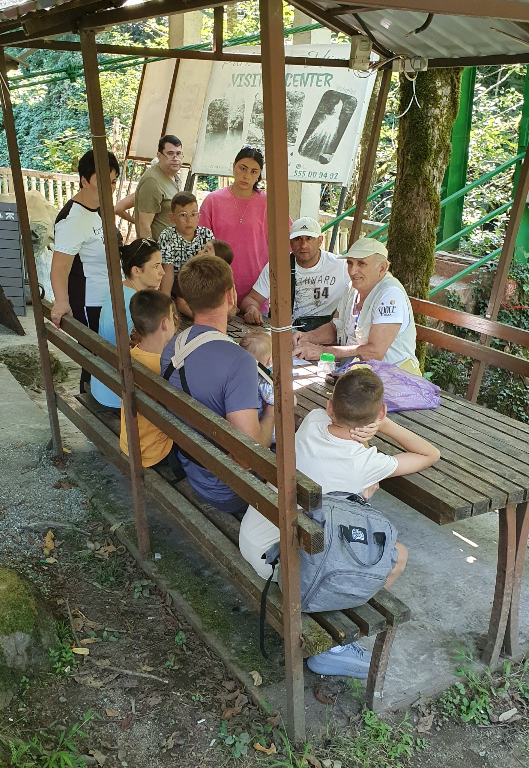 посетители сидя в беседке