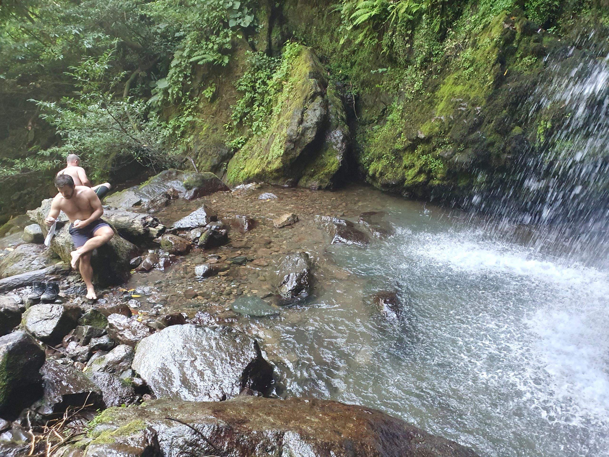 посетители мочат ноги у водопада