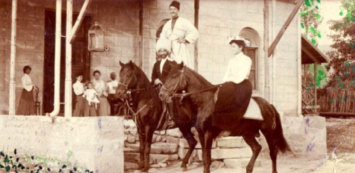 всадница и всадник у дома