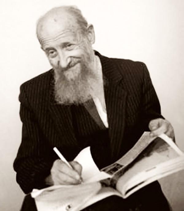 Вильям Похлёбкин с журналом в руках