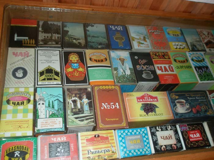 различные упаковки чая с разными мотивами