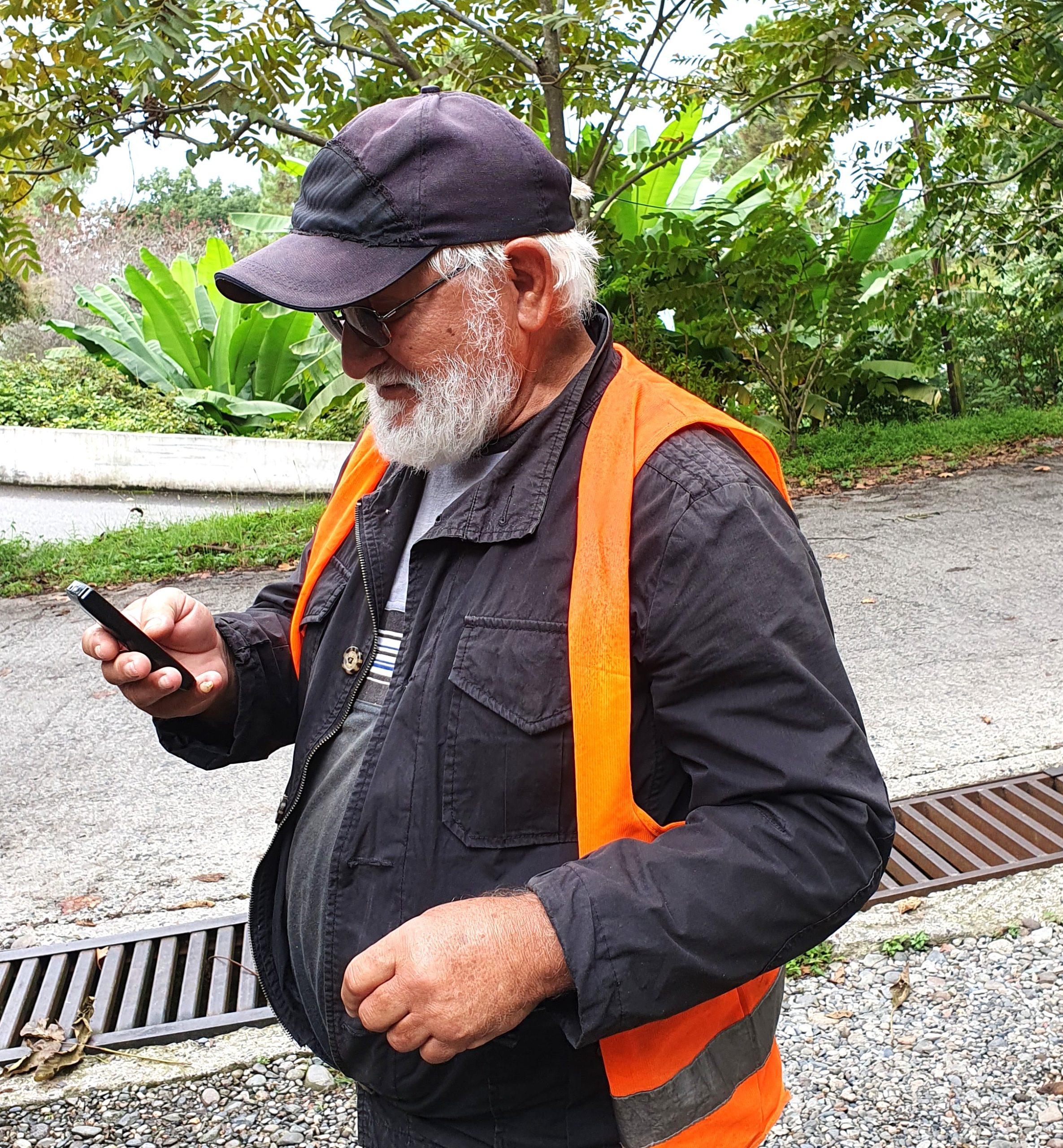 Нодар Накашидзе смотрит на свой телефон