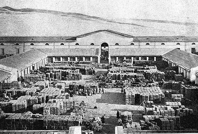 чёрно белый снимок чайного склада в Кяхте