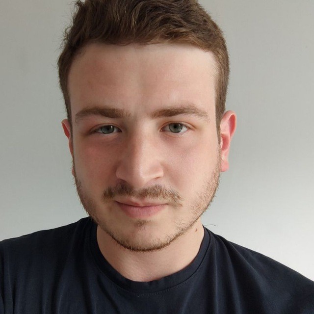 Нико Какабадзе улыбается