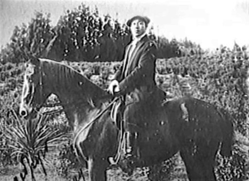 Лао Джон Джау сидя на коне