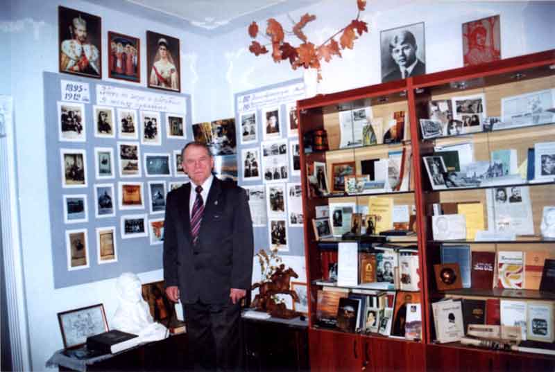 Георгий Агарков напротив экспонатов в музее Сергея Есенина