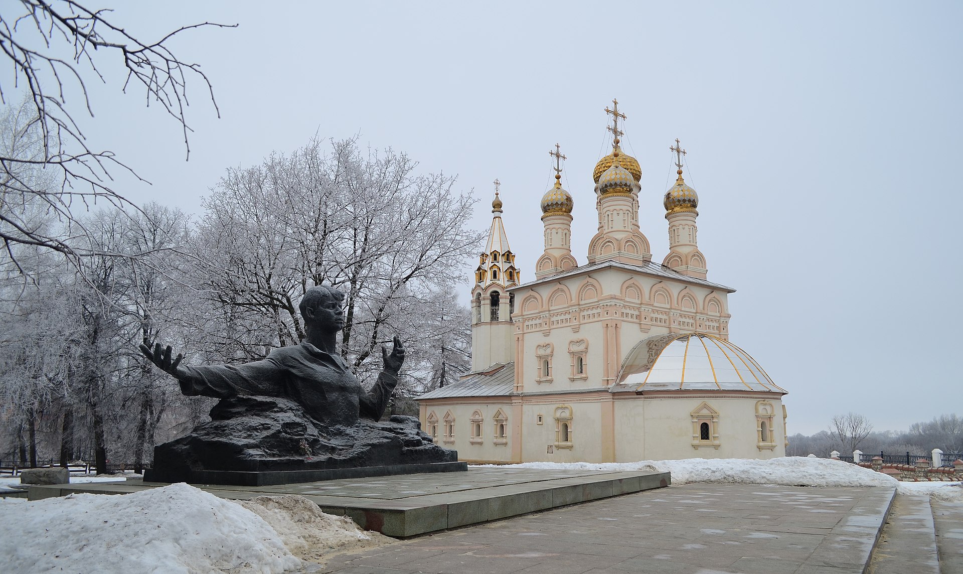 памятник Сергею Есенину напротив храма в зимней Рязани.