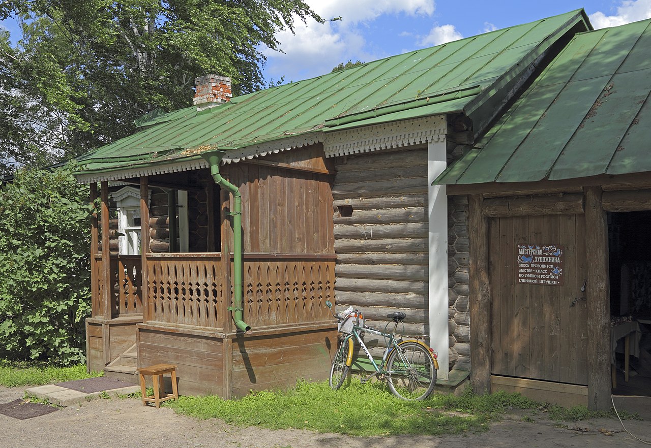 отремонтированый деревянный дом с зелёной крышей