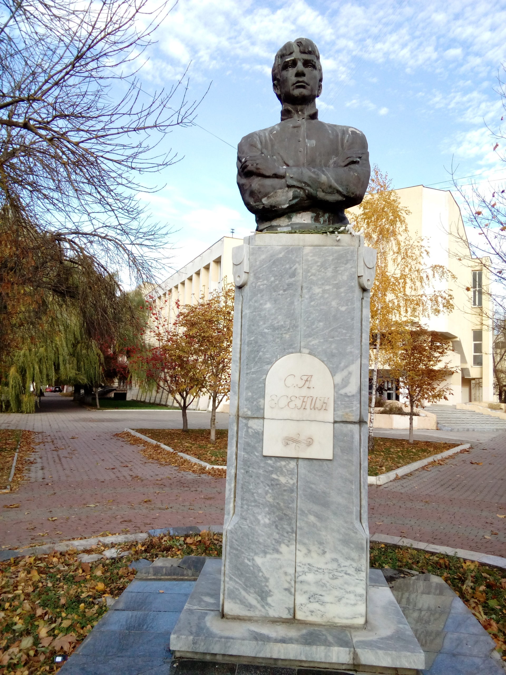 бюст поэта в осеннем Орле