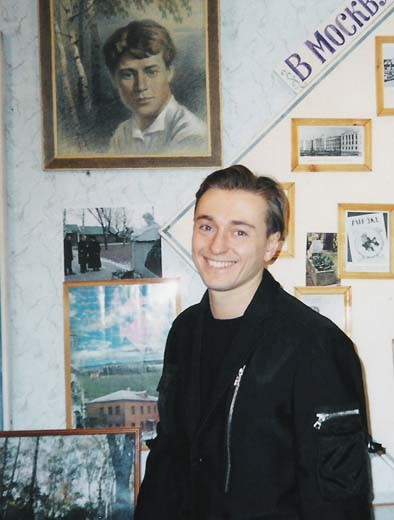 молодой Сергей Безруков в музее Сергея Есенина