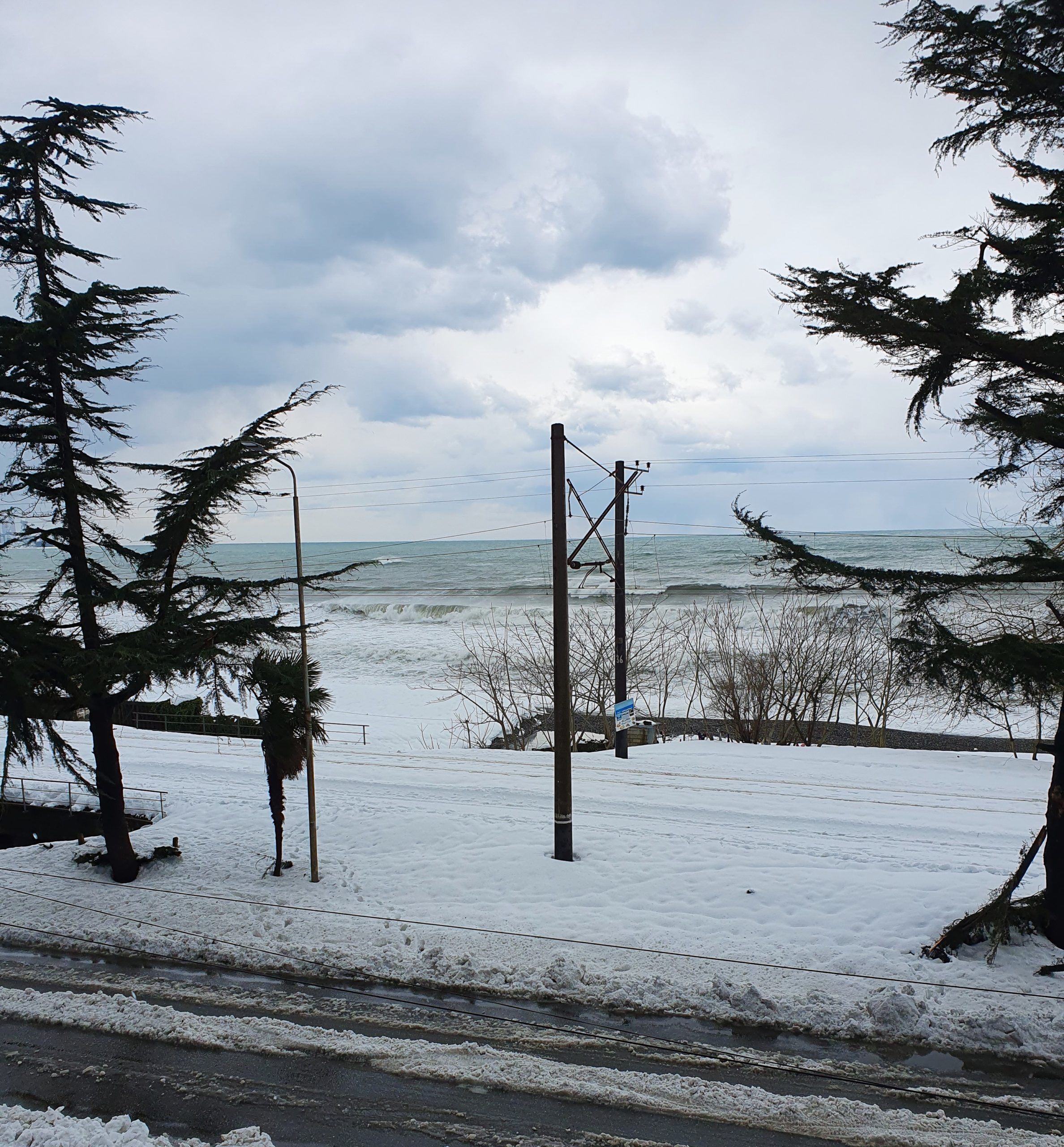 снегопад у набережной в Махинджаури