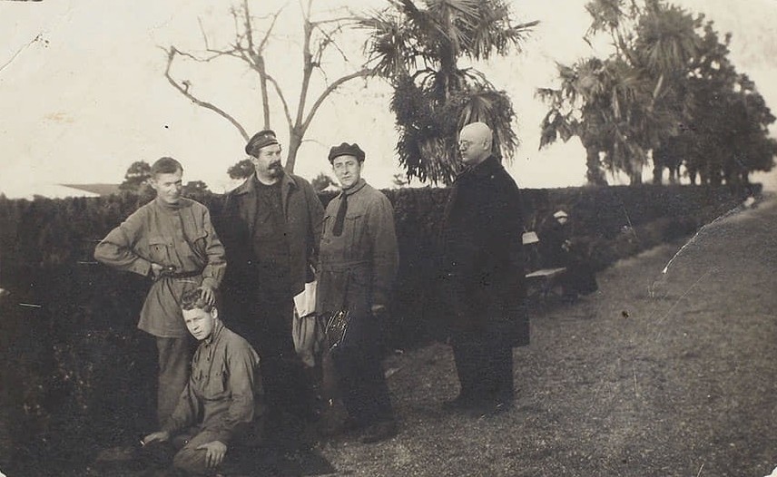 Есенин и друзья на фоне пальм