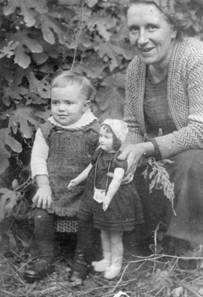 бабушка, внучка и кукла