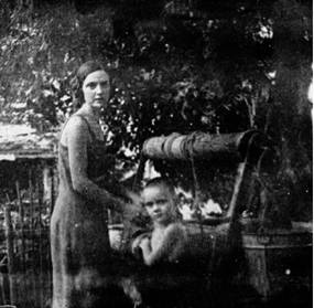 Майя её мама у колодца