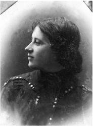 чёрно белый снимок с Мадлен Монрибо