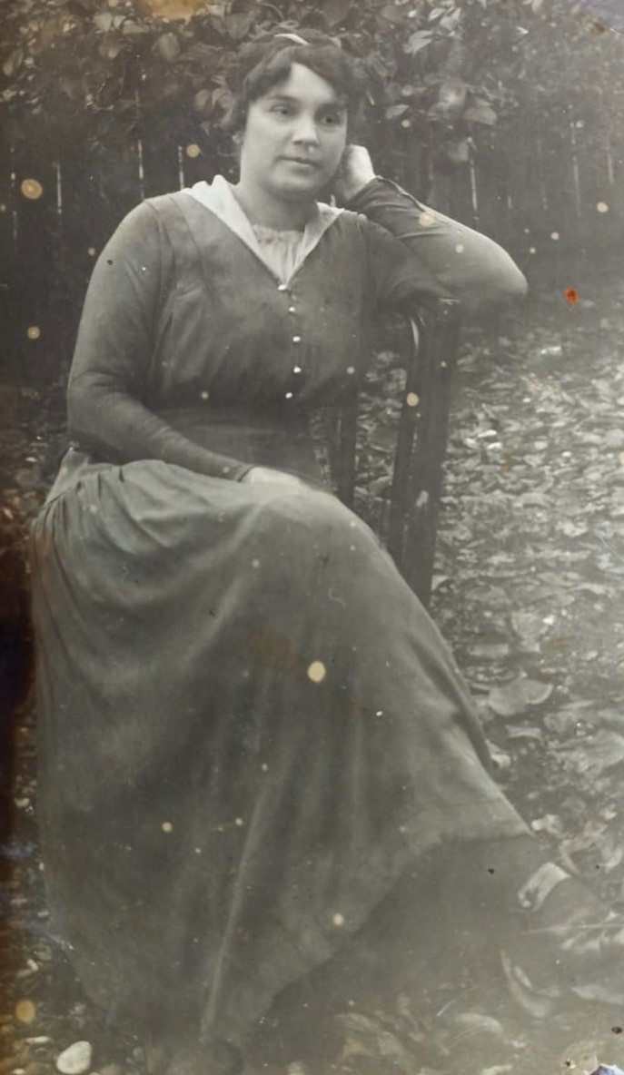 Зоя Ильинична Жубер сидя на стуле