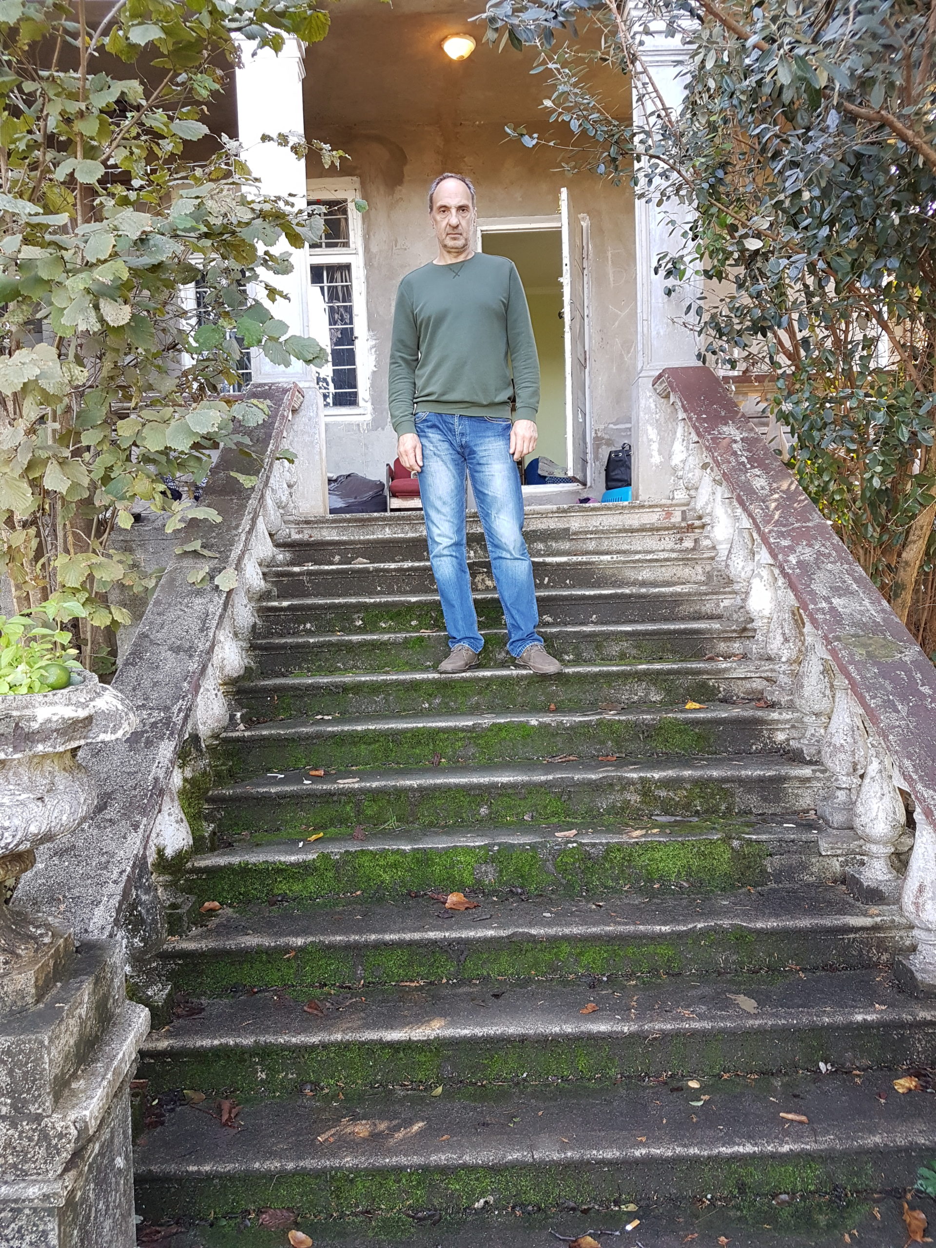 Александр Акопян у крыльца дома