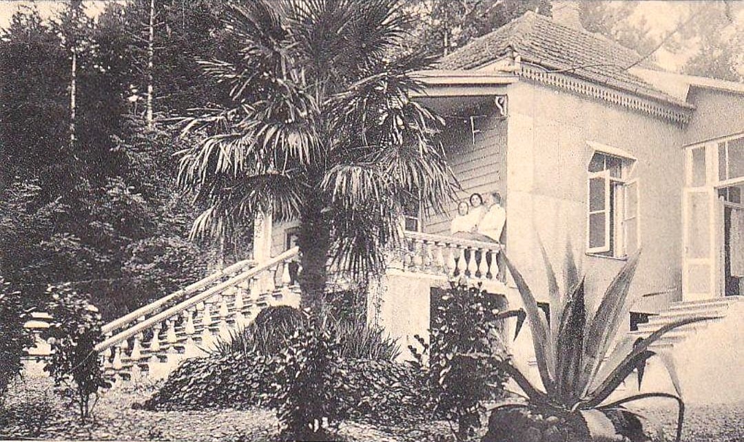 вид на дачу Жубер на чёрно белом снимке