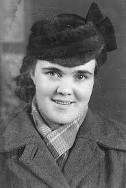 Майя Мазуренко в шляпе и пальто