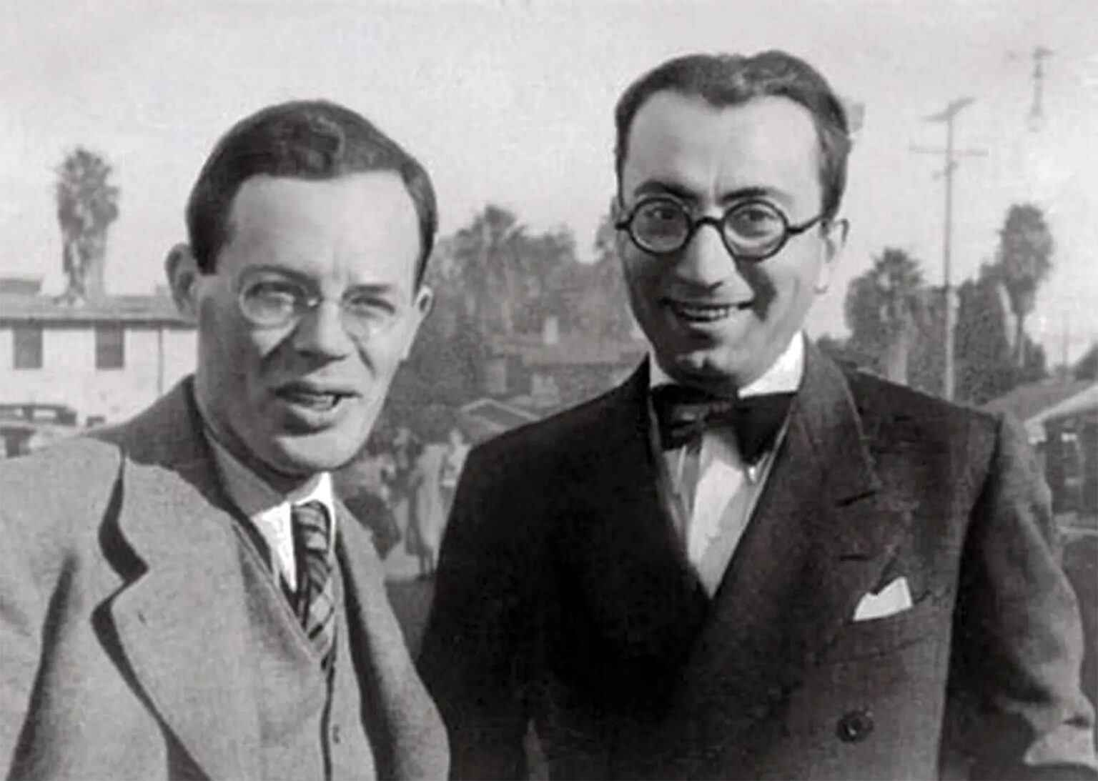 Илья Ильф и Евгений Петров на чёрно белом снимке