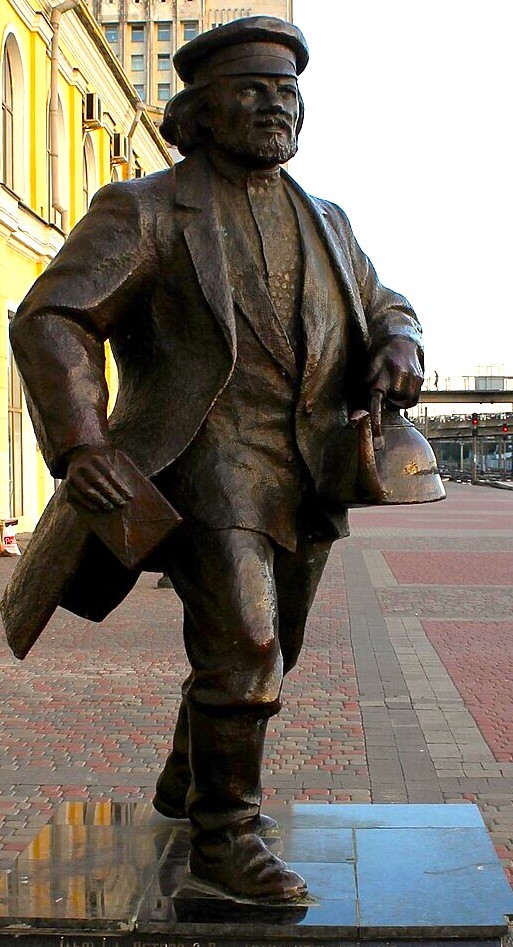 памятник в честь отца Федора держит письмо и чайник