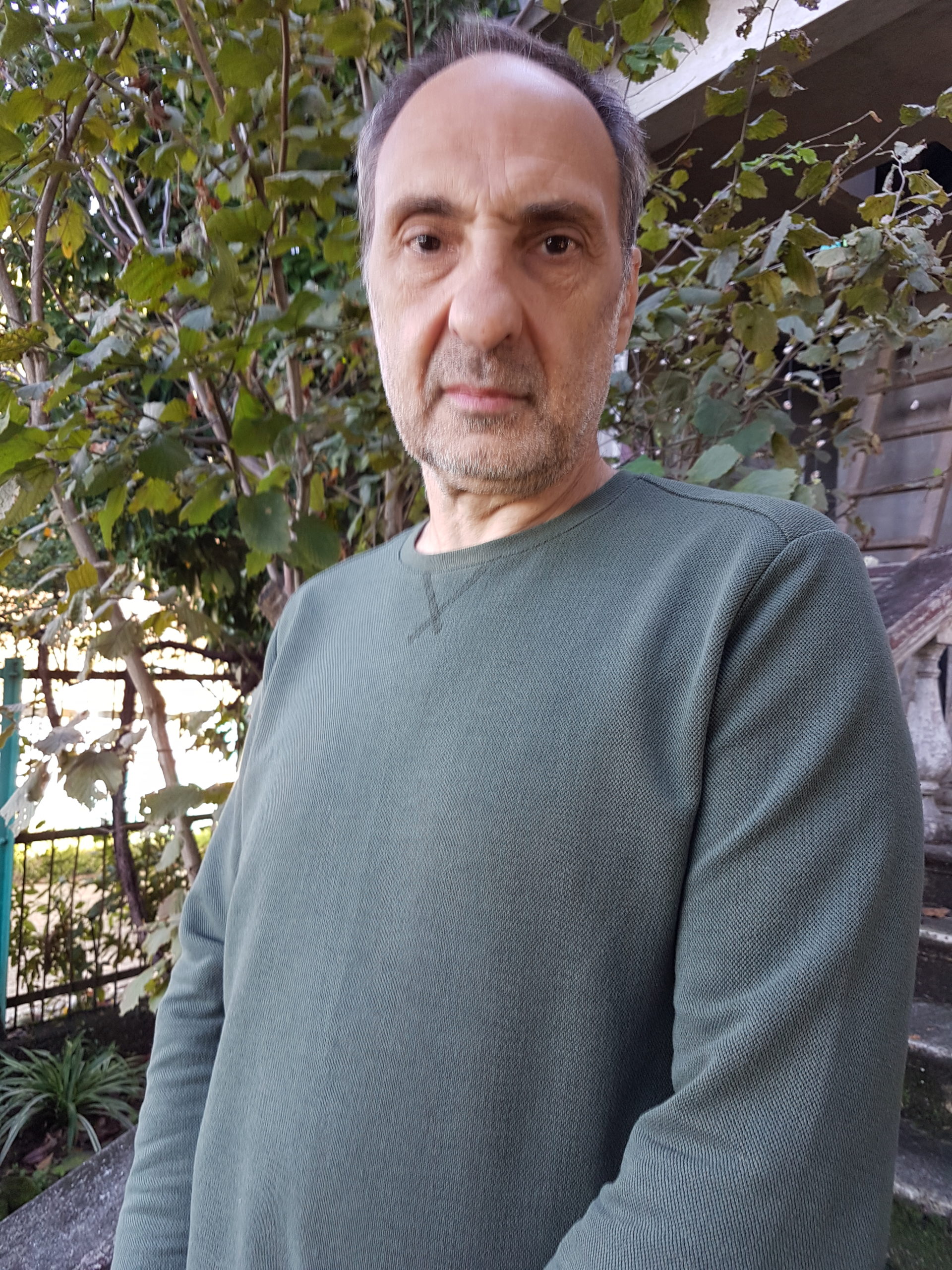 Александр Акопян у дерева