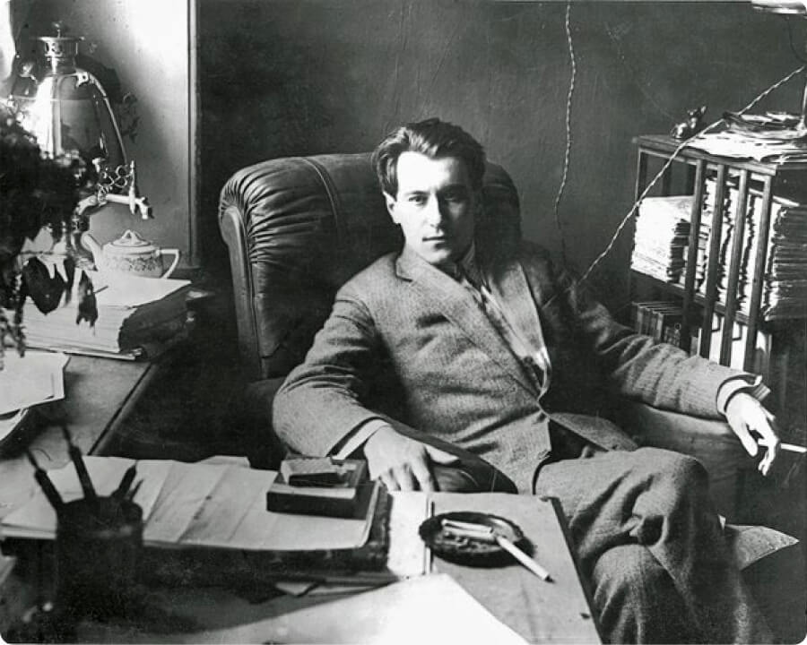 Валентин Катаев в кресле