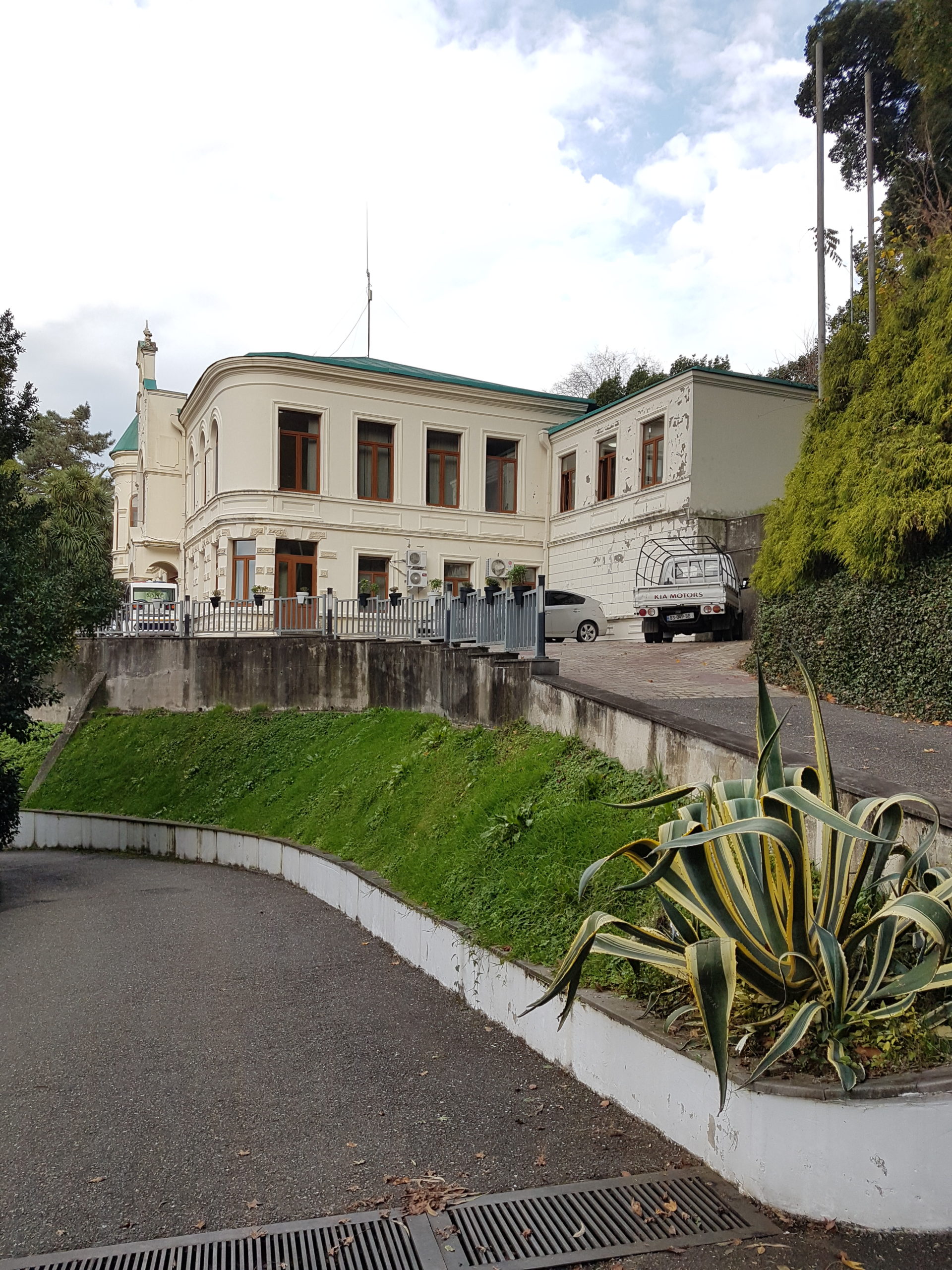 Здание дирекции в ботаническом саду