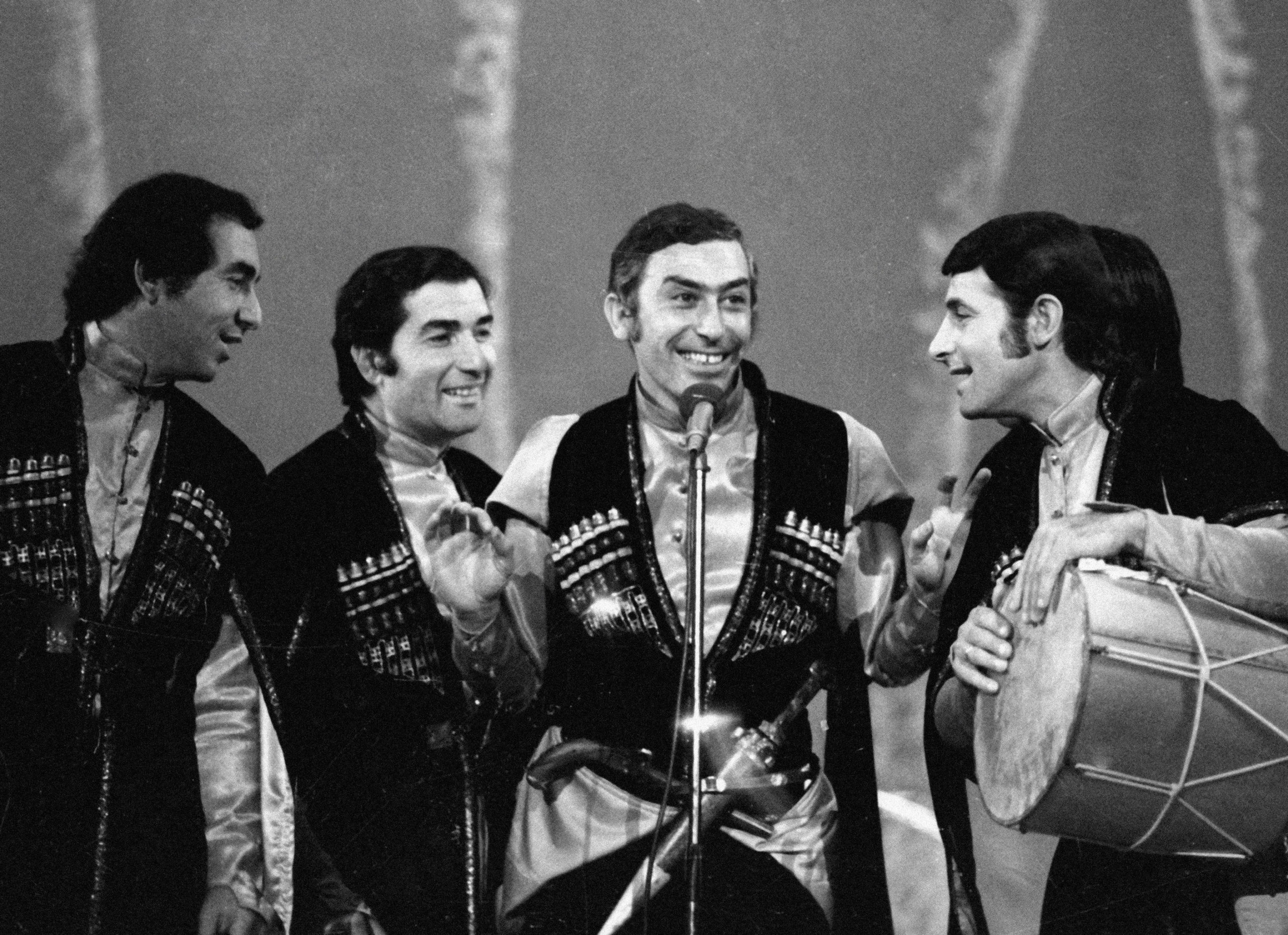 ансамбль выступает на сцене