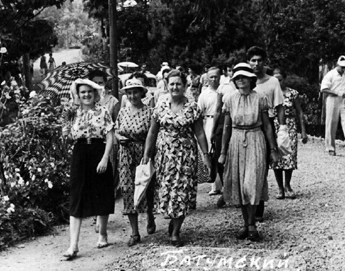 Майя ведёт экскурсию в ботаническом саду