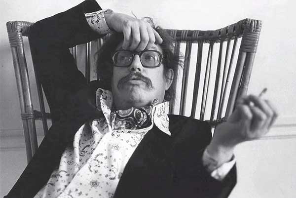 Андрей Волконский курит в кресле