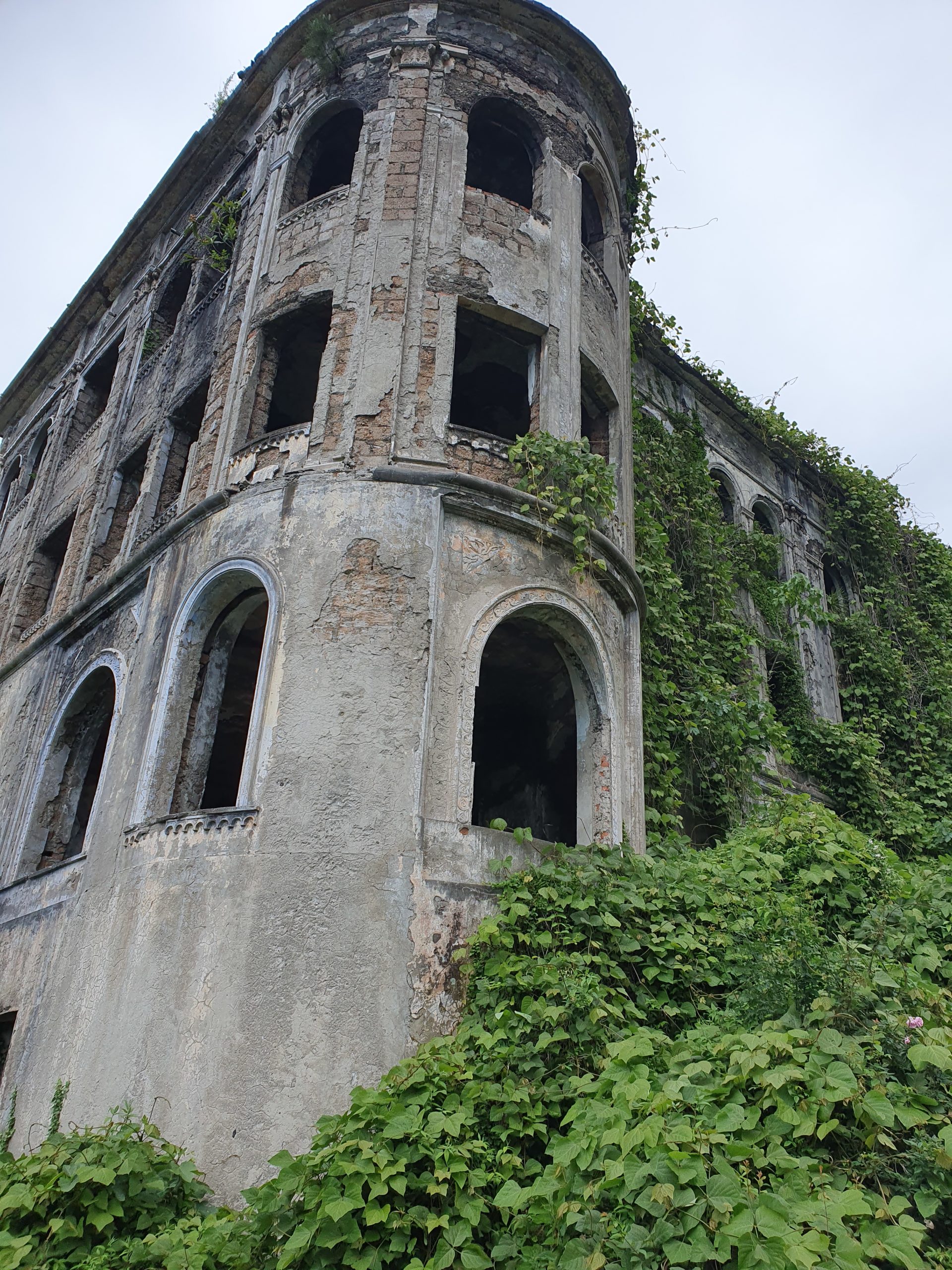 заброшенное здание