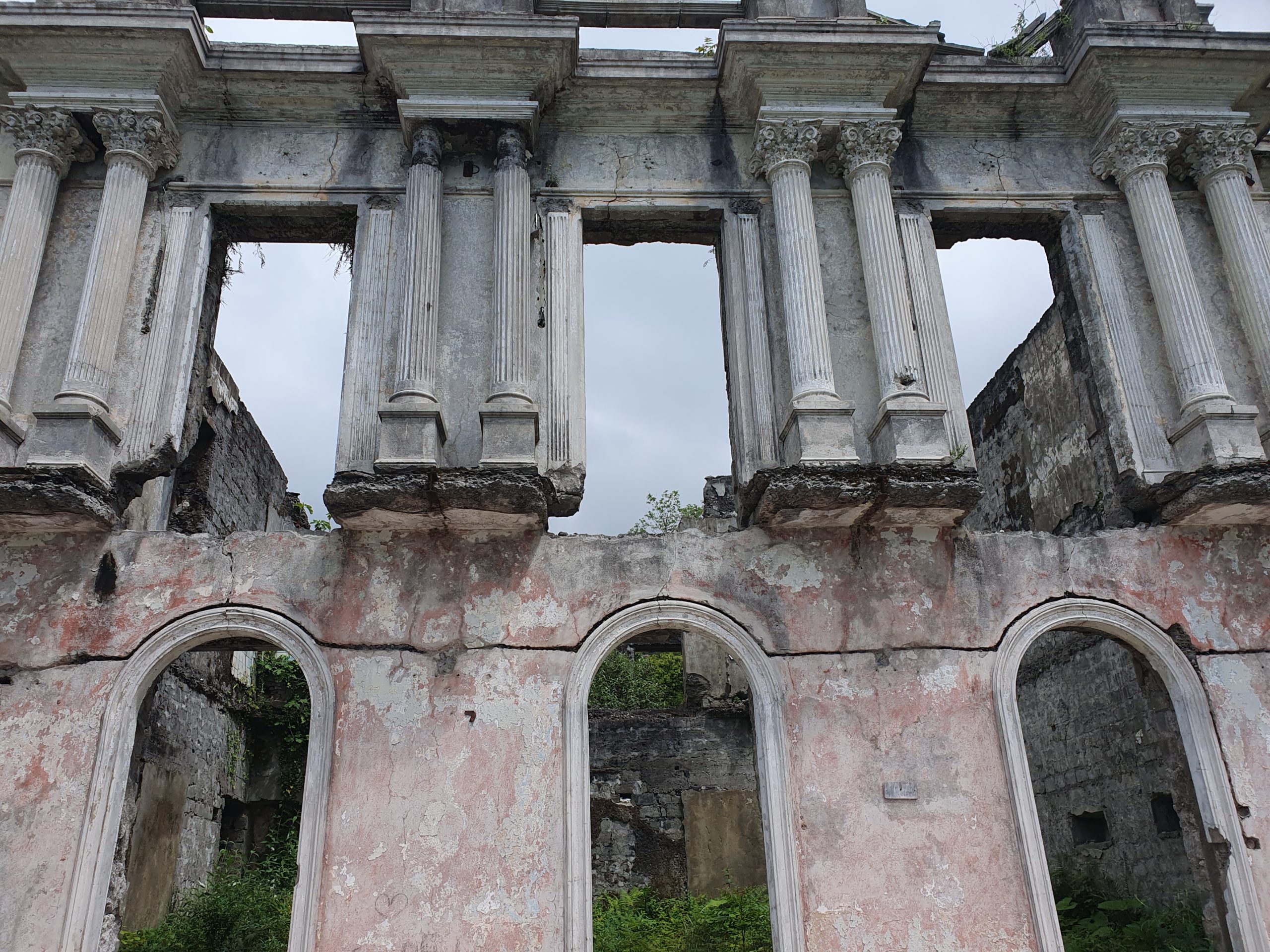 арки заброшенного здания