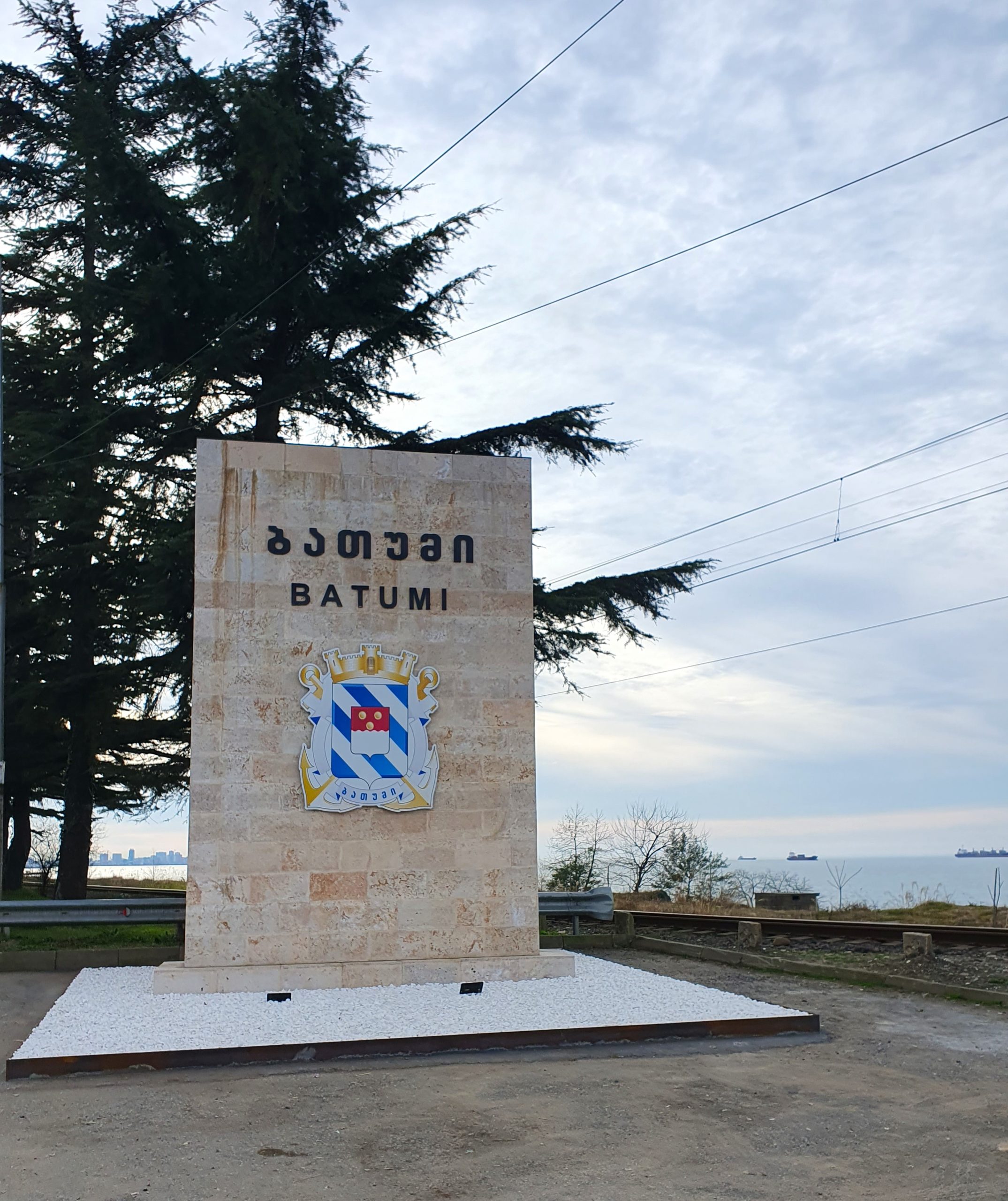 статуя у въезда в Батуми