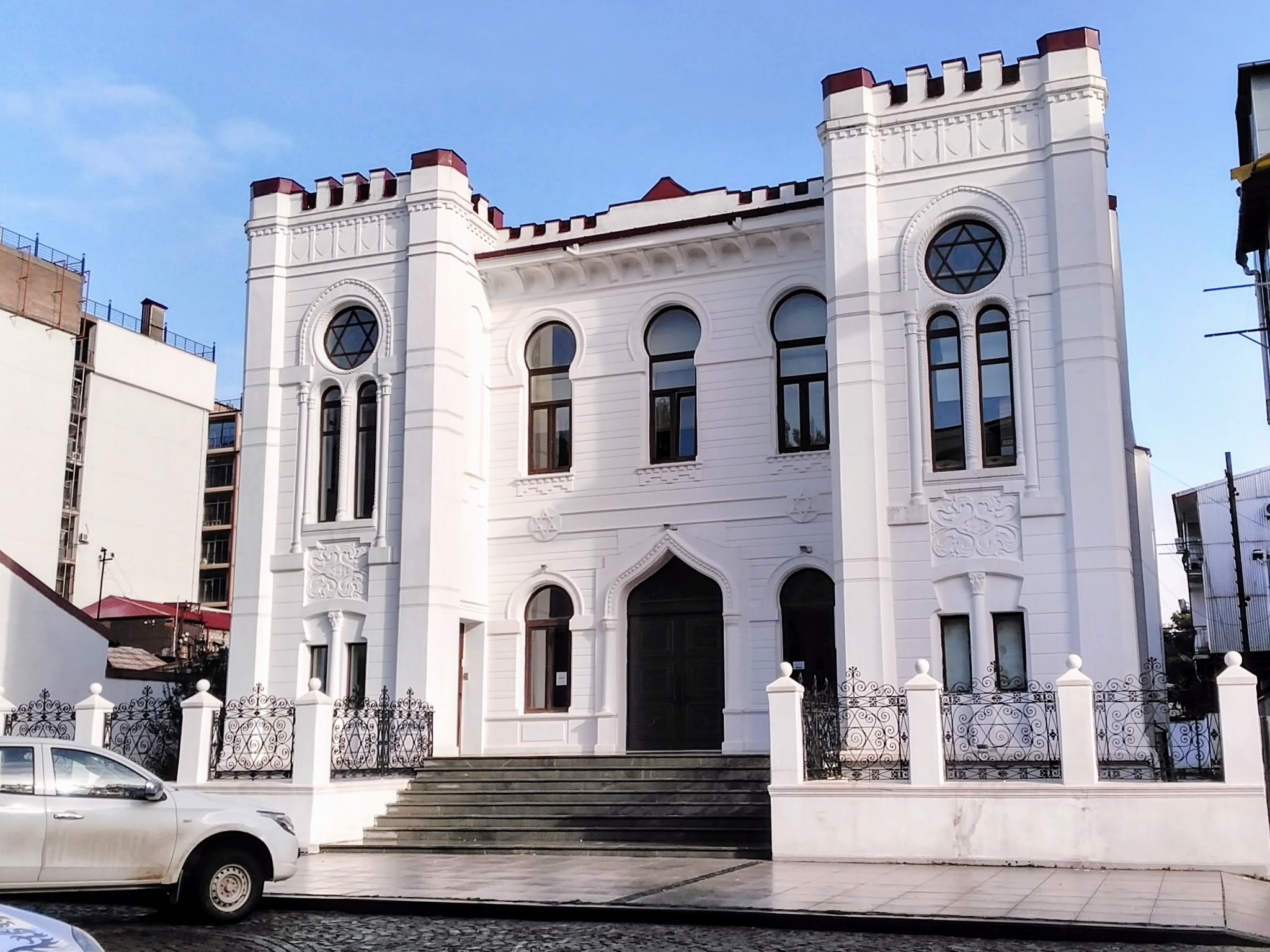 вид на Синагогу в Батуми в наше время