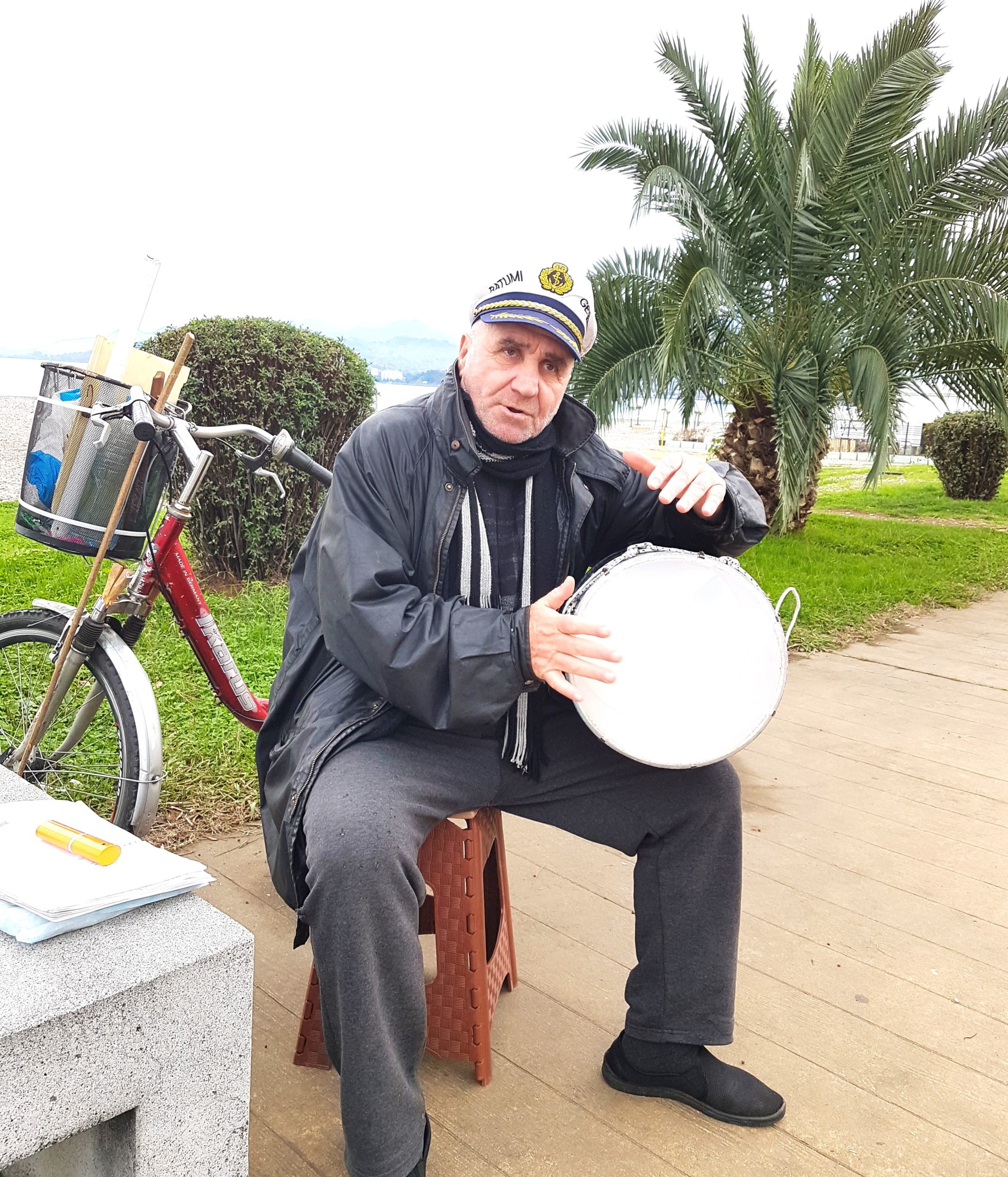 Мераб Двалишвили играет на барабане