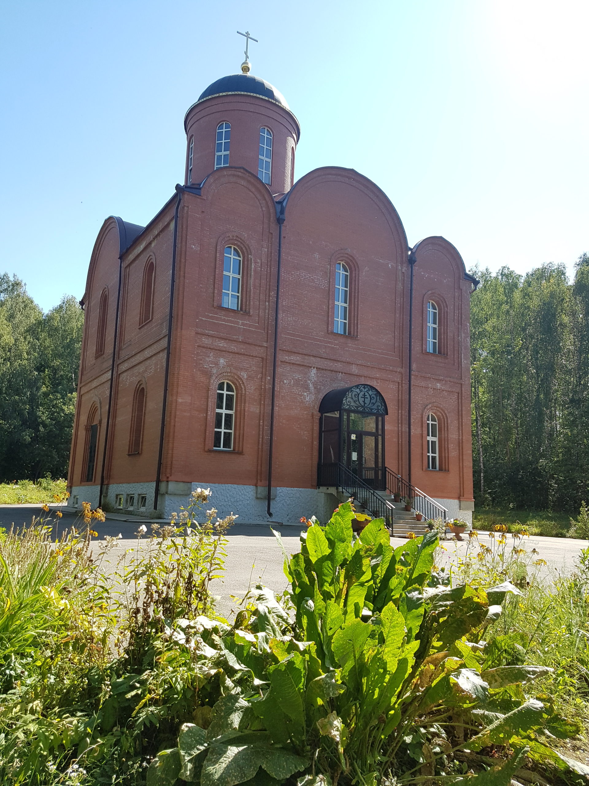 красный каменный православный храм