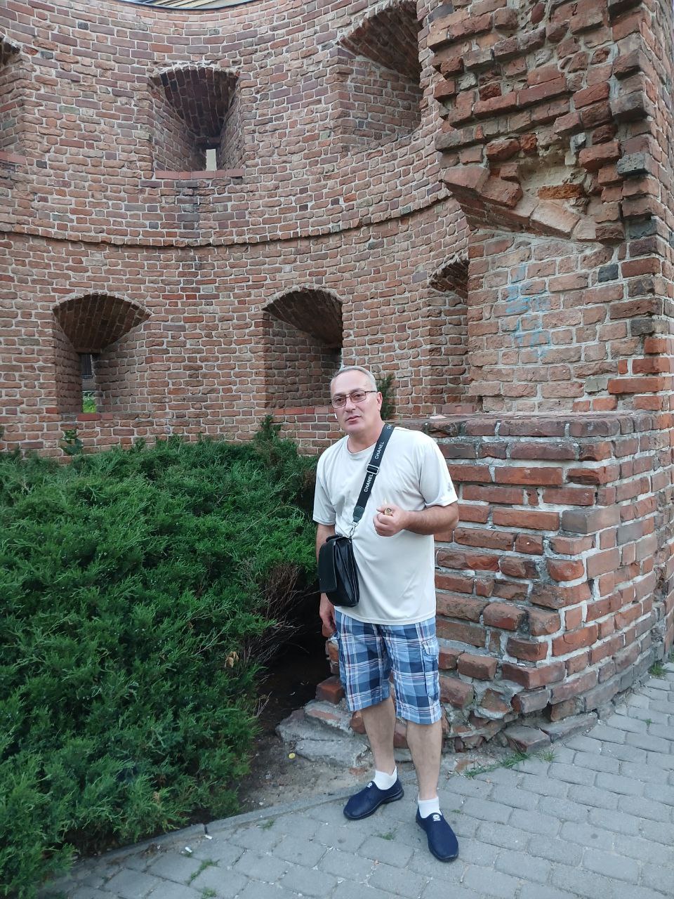 Каха Цецхладзе у кирпичной башни