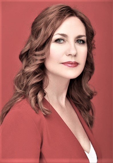 Елена Шураева на красном фоне