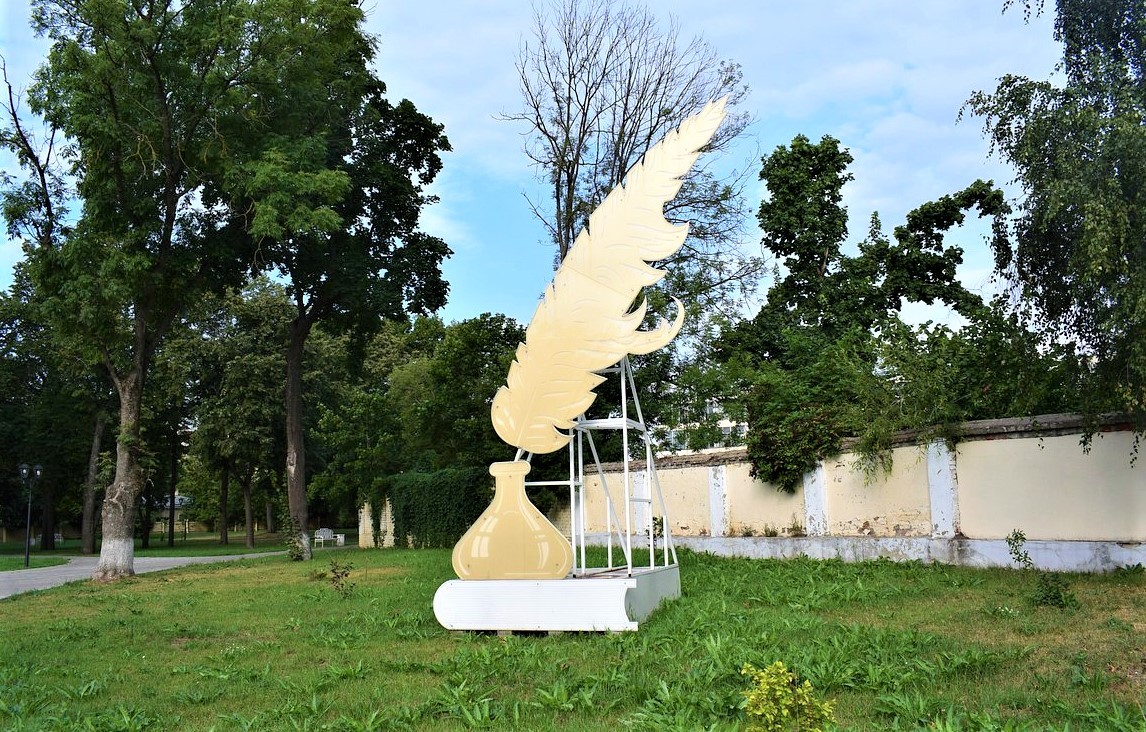 памятник в виде пера и чернила