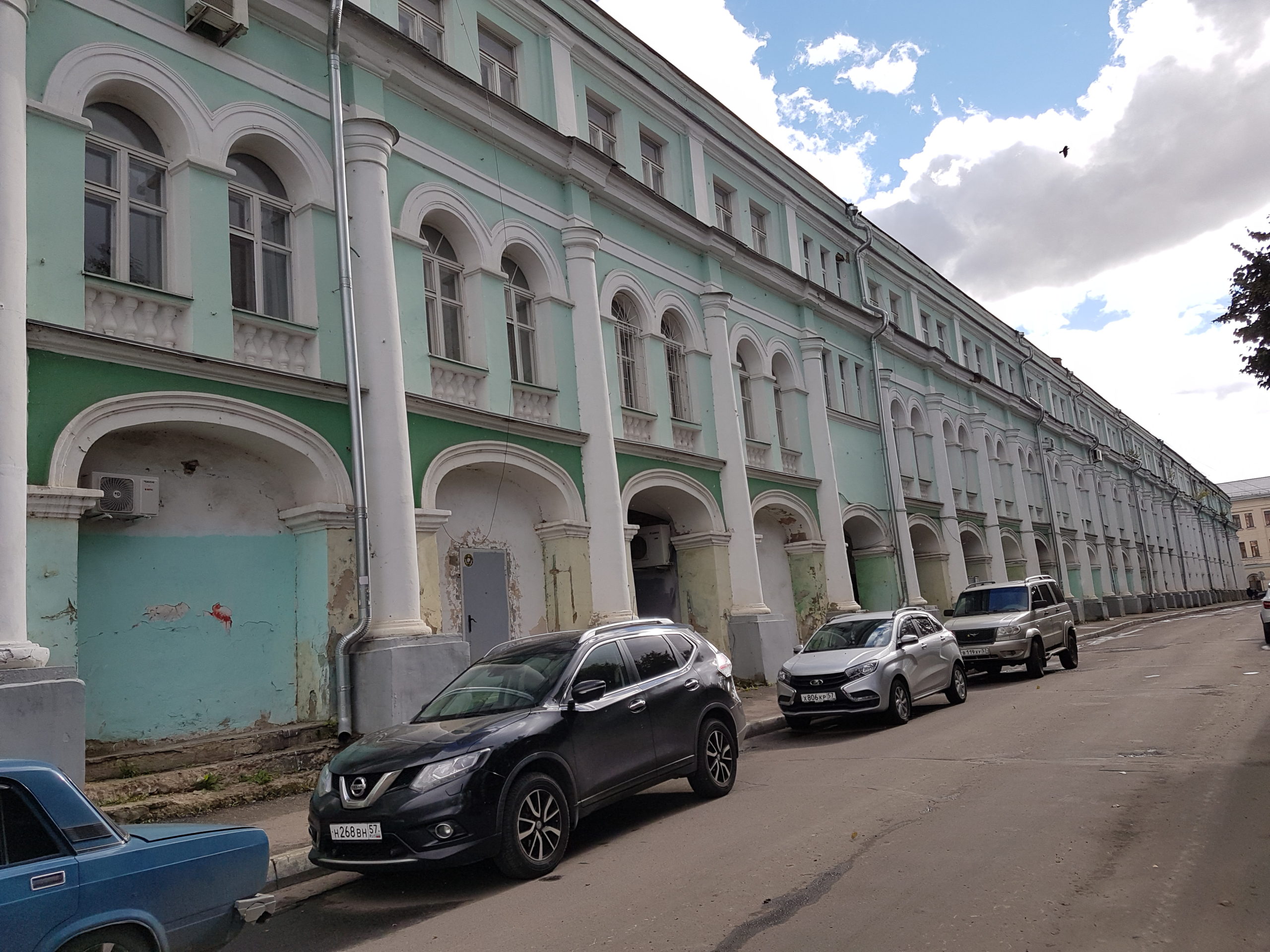 вид на голубое здание на улице Гостиной