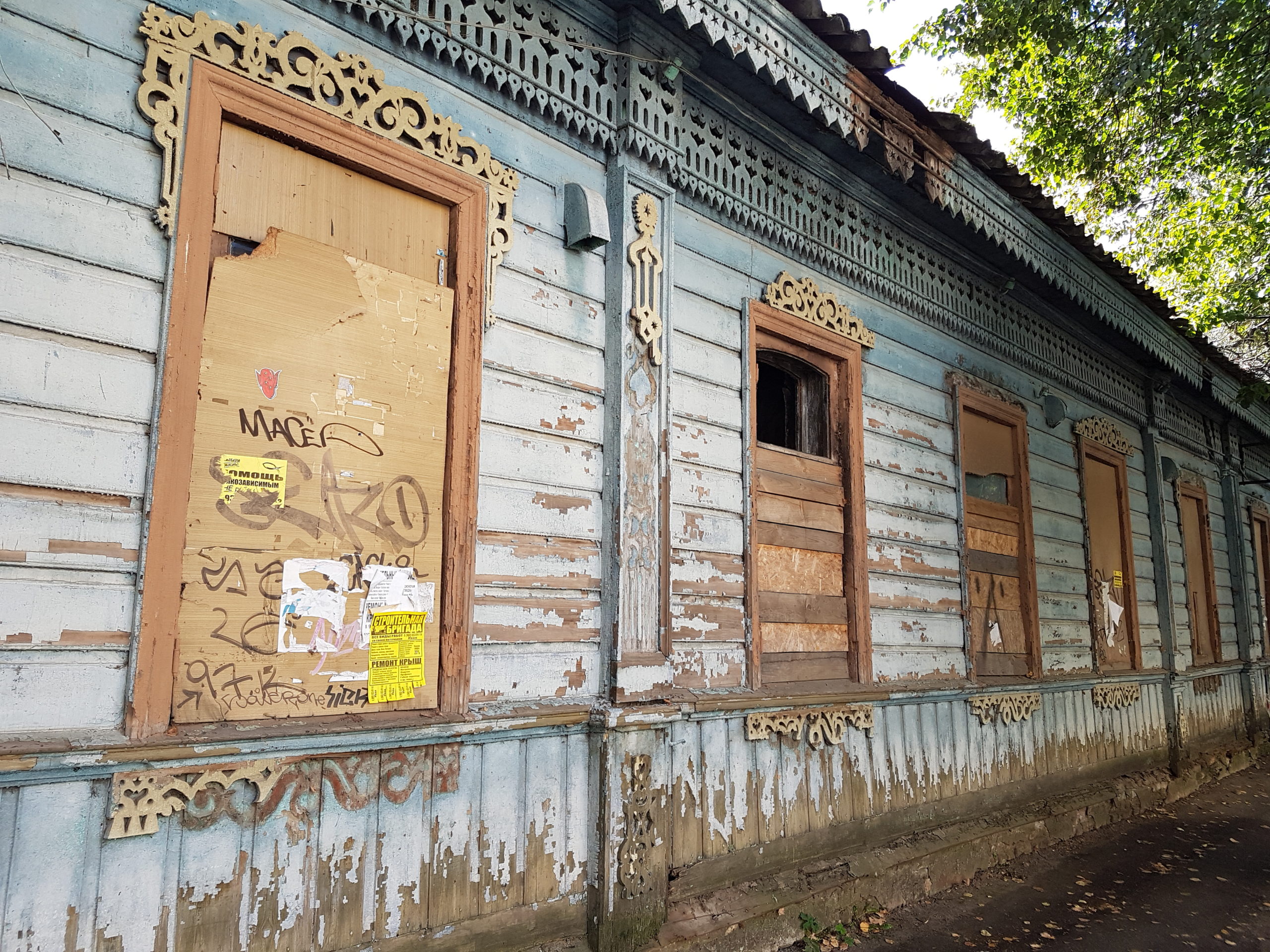 заброшенный деревянный дом в центре города