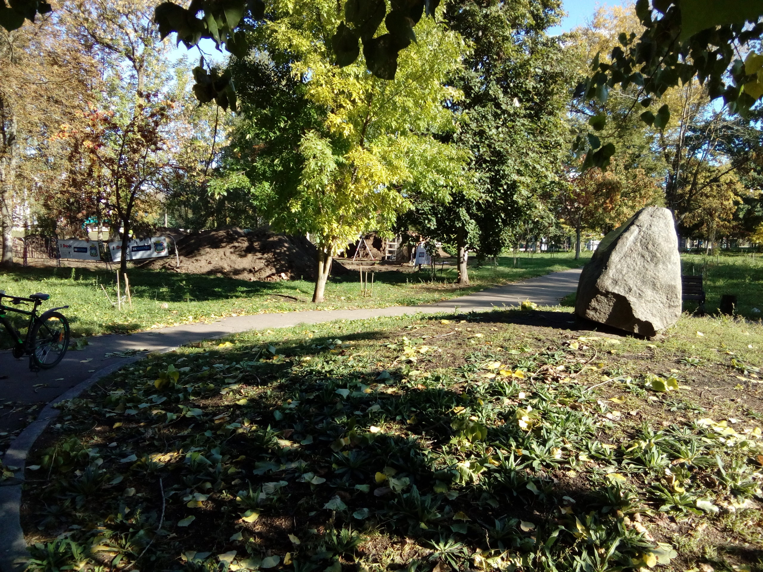 раскопки рядом с древним камнем в Орле