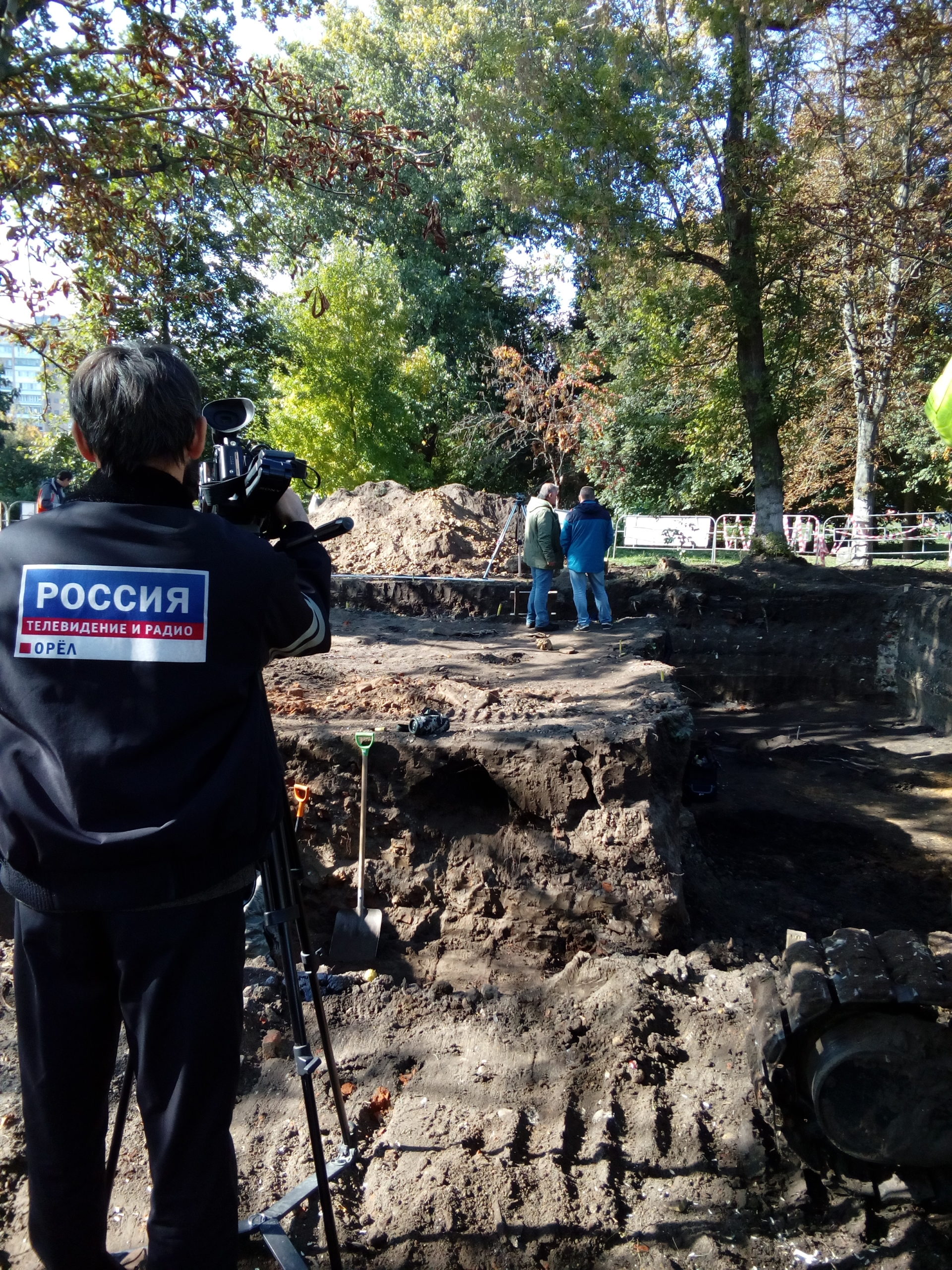 репортёры ведут съёмку раскопок