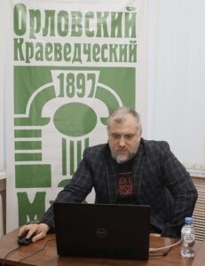 Олег Радюш читает лекцию о находках