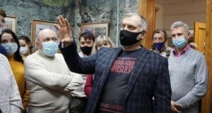 Олег Радюш рассказывает о материалах выставки