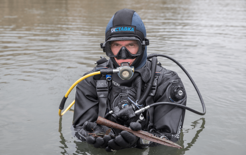 водолаз держит найденный клинок