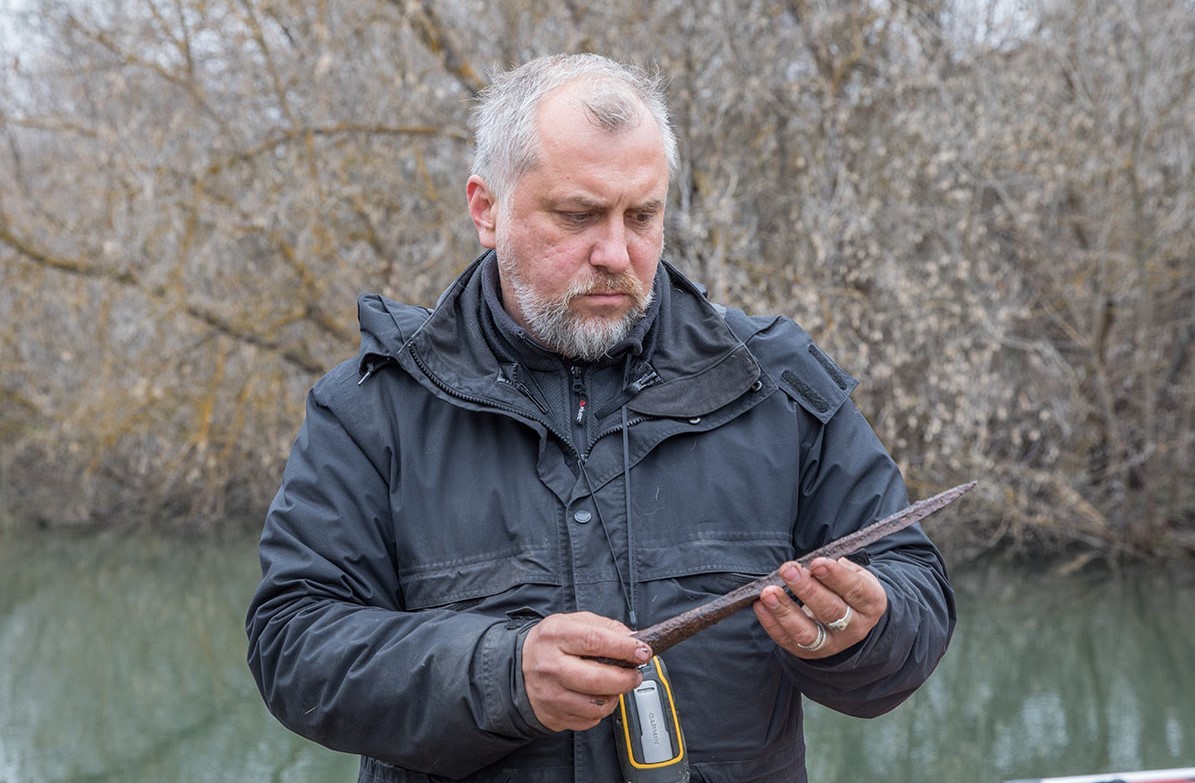 Олег Радюш изучает клинок