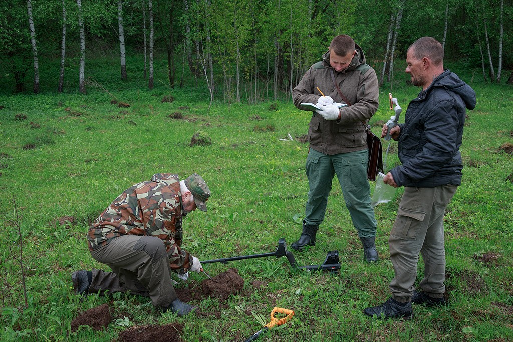 археологи разведуют землю