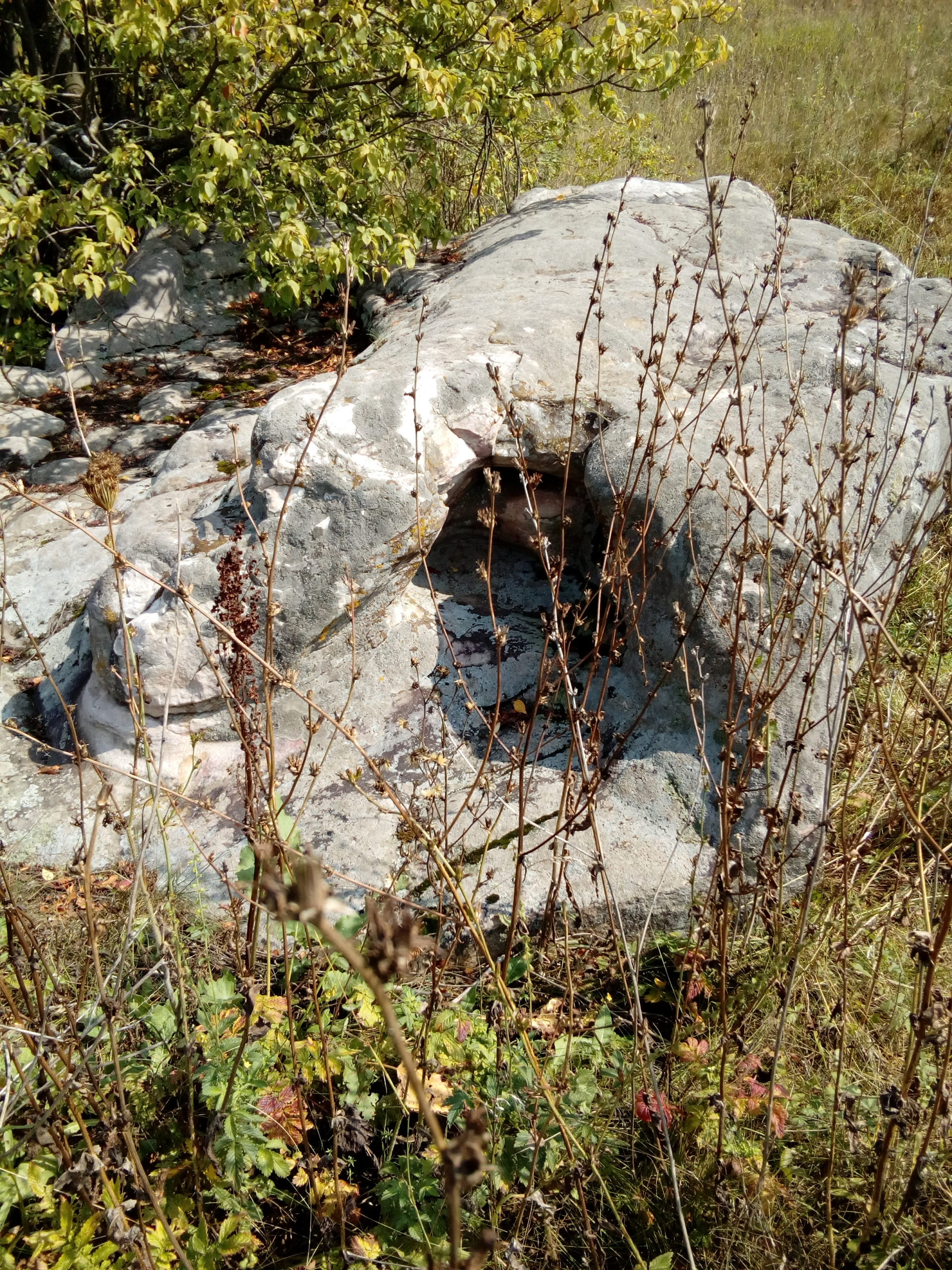 камень в виде трона